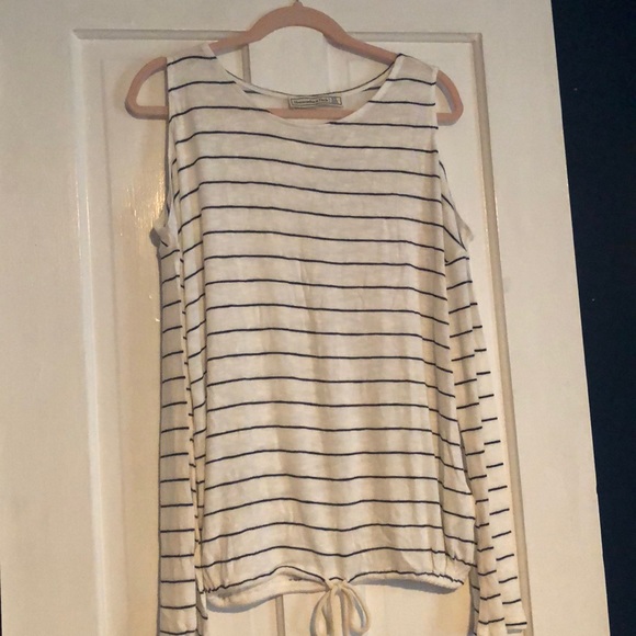 Abercrombie & Fitch Tops - Abercrombie & Fitch women’s cold shoulder top